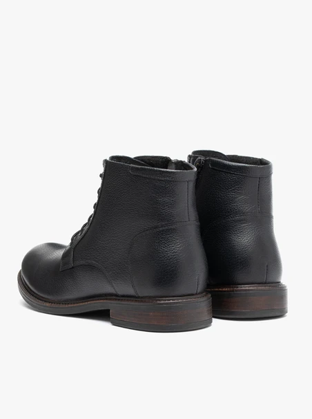 Black men’s lace-up boots