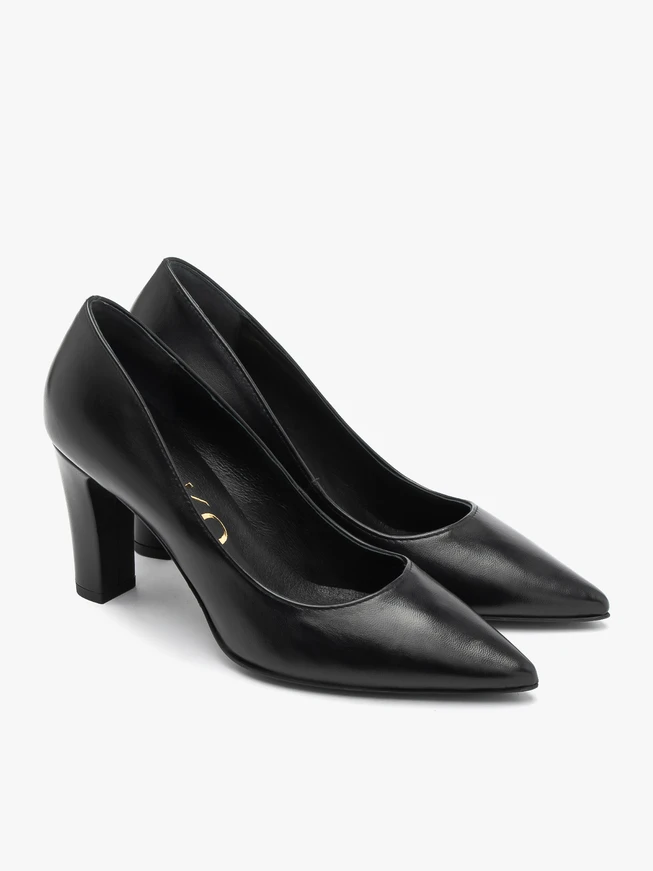 Schwarze Pumps mit klobigem Stilettoabsatz