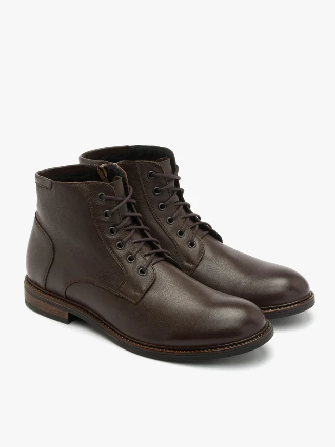 Dunkelbraune Stiefel mit Nähten auf dem Schaft