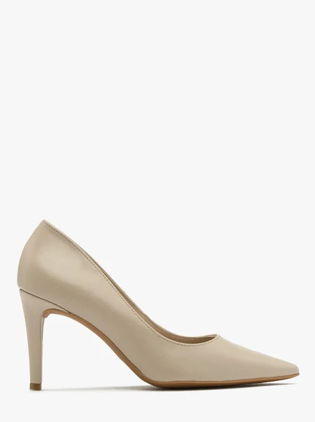 Czółenka w kolorze beżowym na szpilce