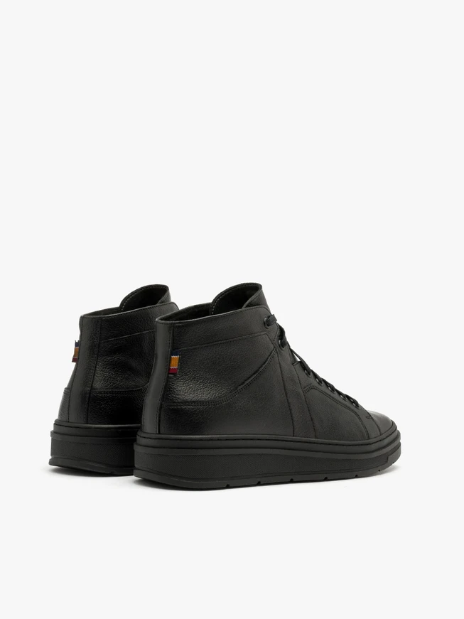 Schwarze Stiefel auf leichter Basis