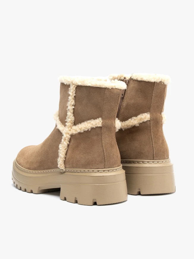 Women’s beige fur snow boots