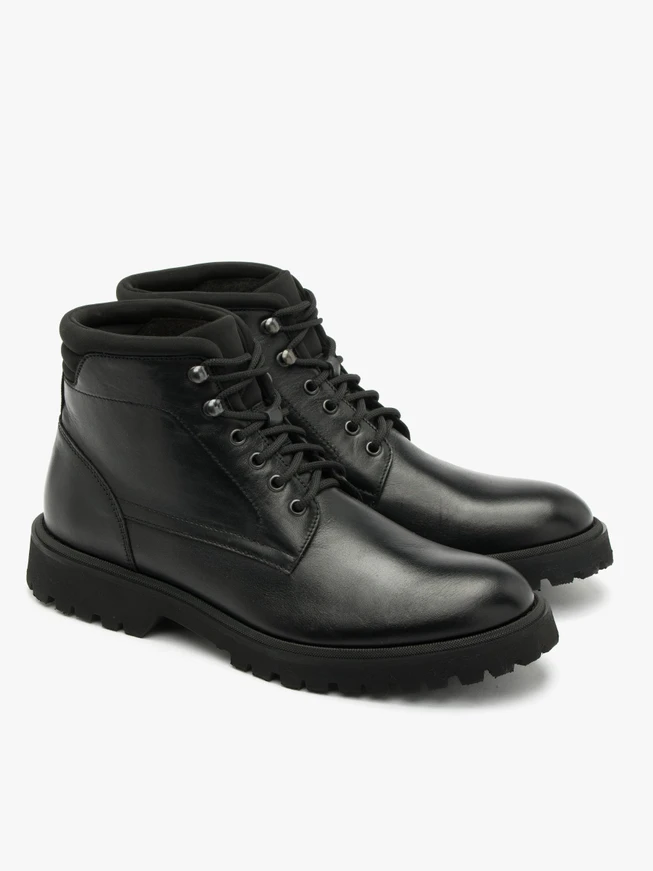 Black men’s shoes with lightweight sole
