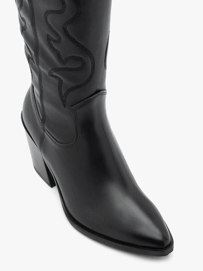 Schwarze Cowboystiefel mit besticktem Schaft