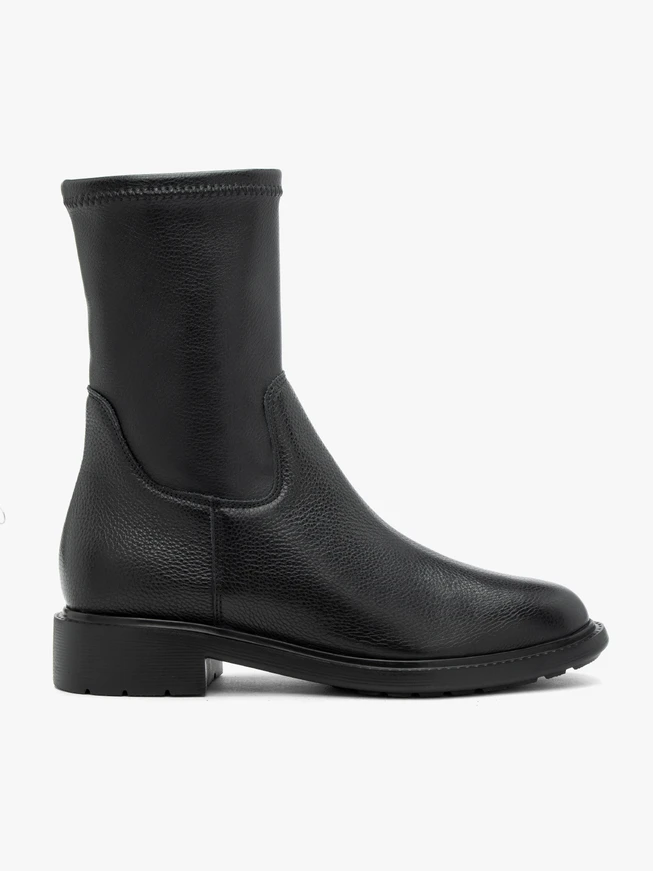 Black boots with R.FLY sole