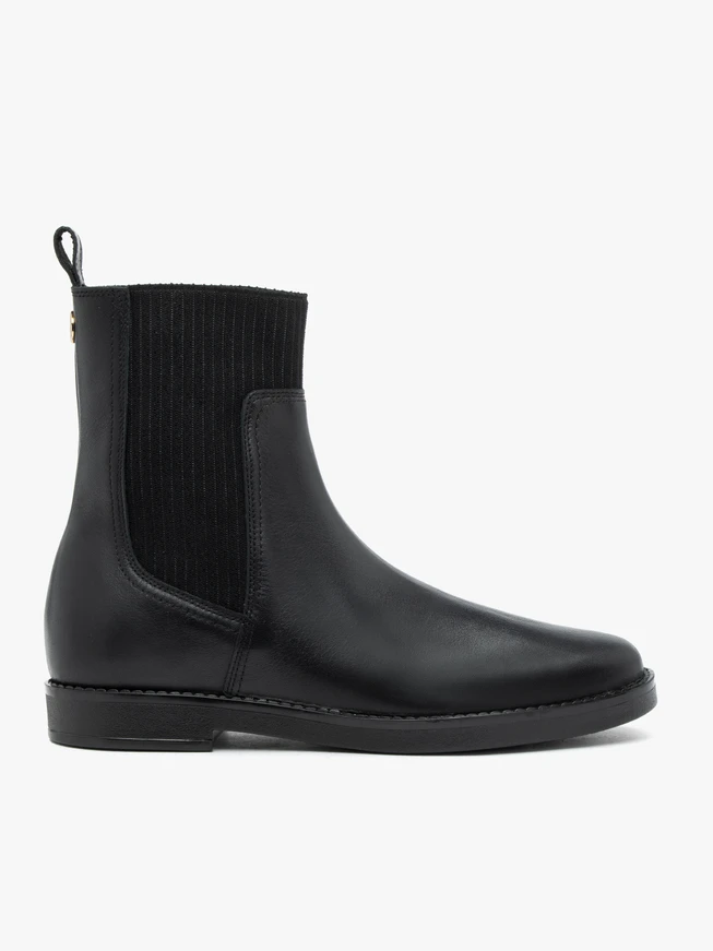 Black leather Chelsea boots