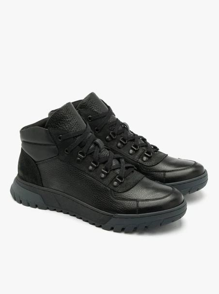 Black men’s boot with two-tone sole