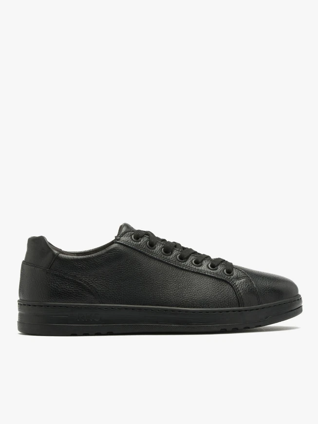 Schwarze halbe Sportschuhe