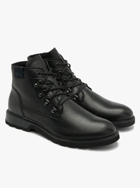 Schwarze Herrenstiefel mit leichter Sohle