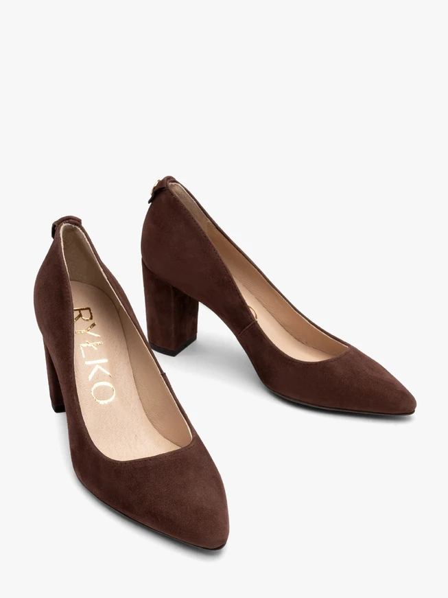 Braune Velourspumps mit Stilettoabsatz