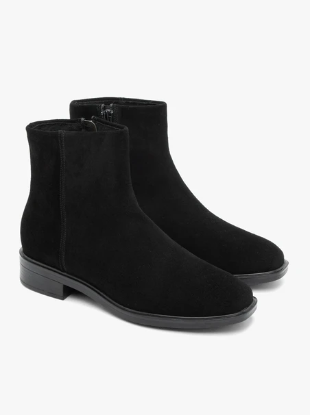 Schwarze flache Veloursstiefel
