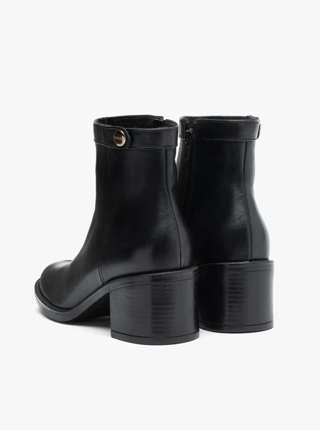 Schwarze Stiefel mit klassischem Absatz