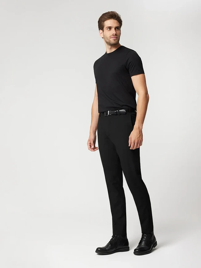 Schwarze Stiefel mit Ziernähten