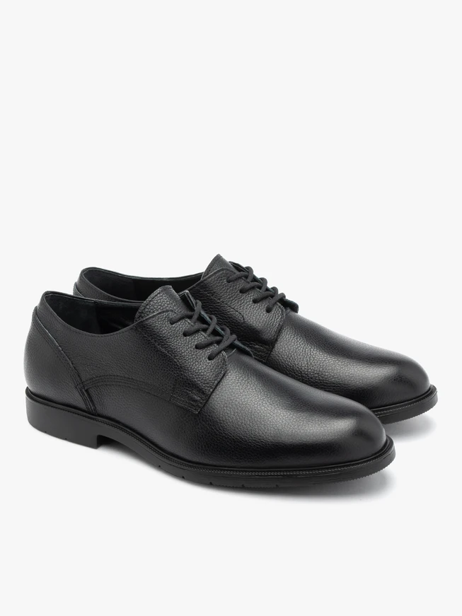 Black lightweight men’s shoe