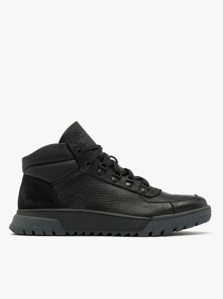 Black men’s boot with two-tone sole
