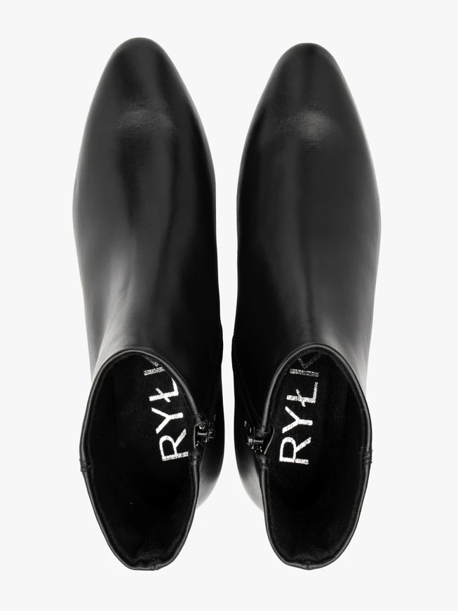 Schwarz genarbte Lederstiefel