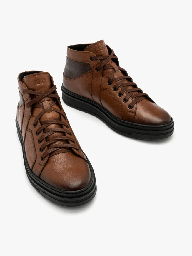 Braune Stiefel auf leichter Basis