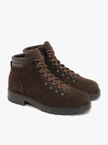 Dunkelbraune Stiefel aus Velours und genarbtem Leder