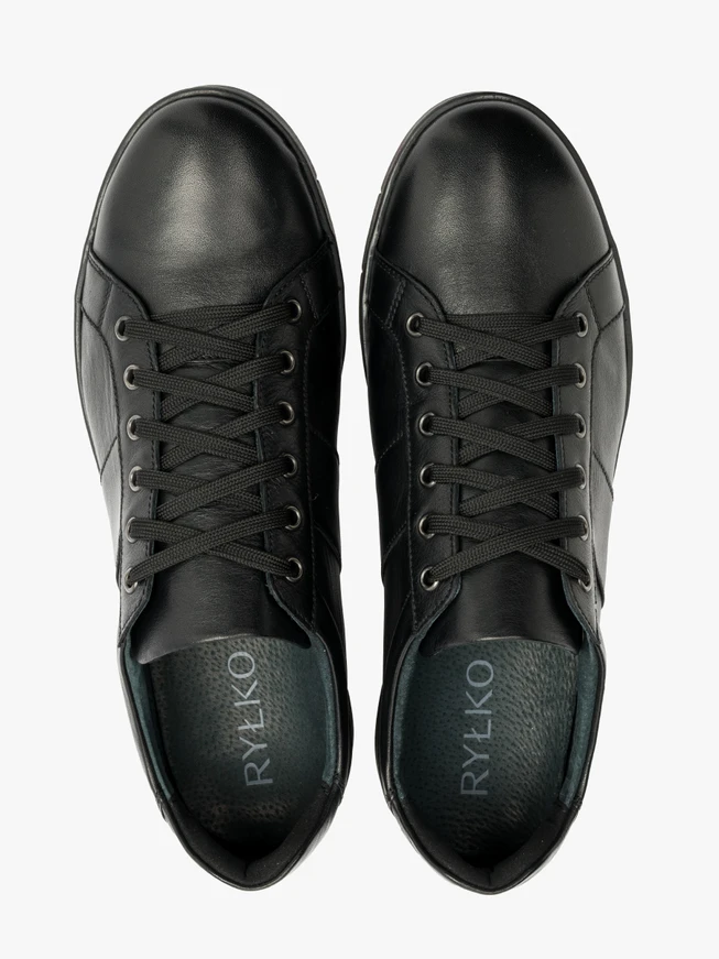 Schwarze halbe Sportschuhe