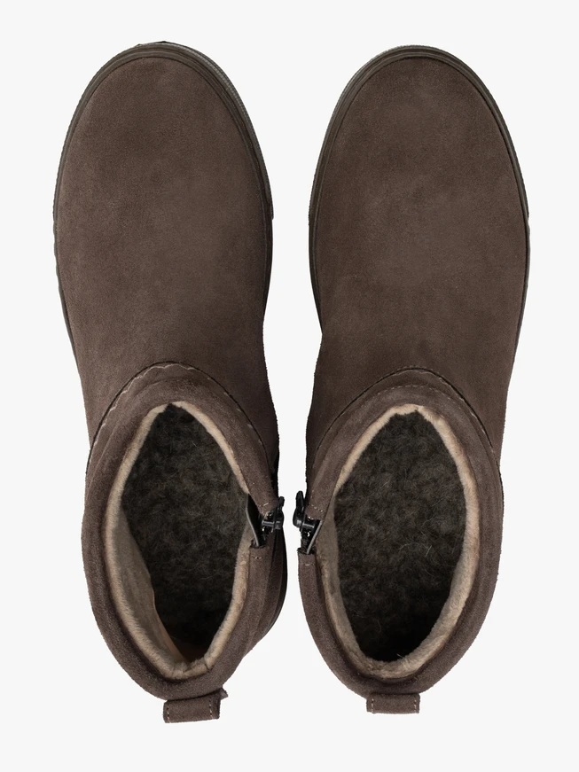 Brown short women’s snow boots