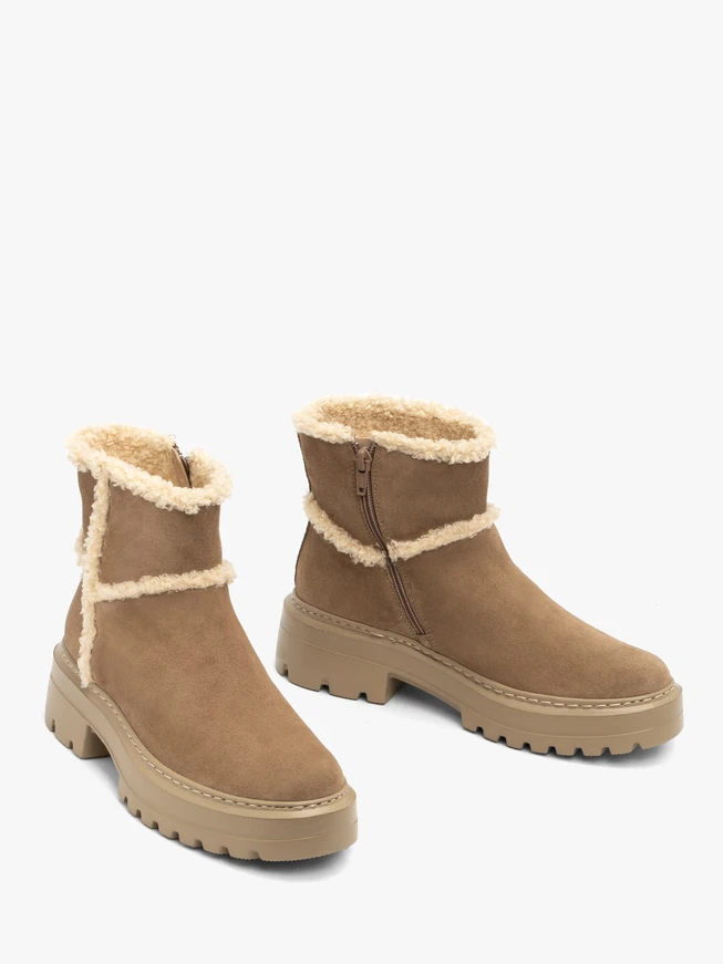 Women’s beige fur snow boots