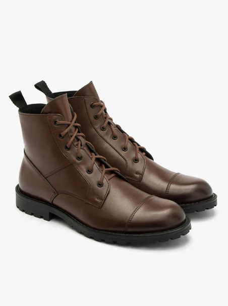 Dunkelbraune, mit Wolle isolierte Herrenstiefel