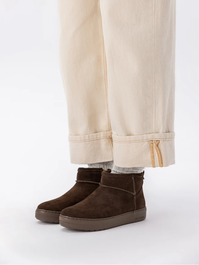 Burgundy short women’s snow boots