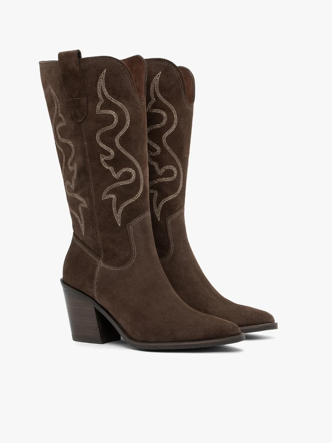 Braune genähte Cowboystiefel