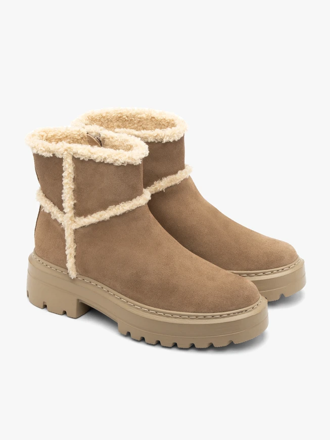Women’s beige fur snow boots