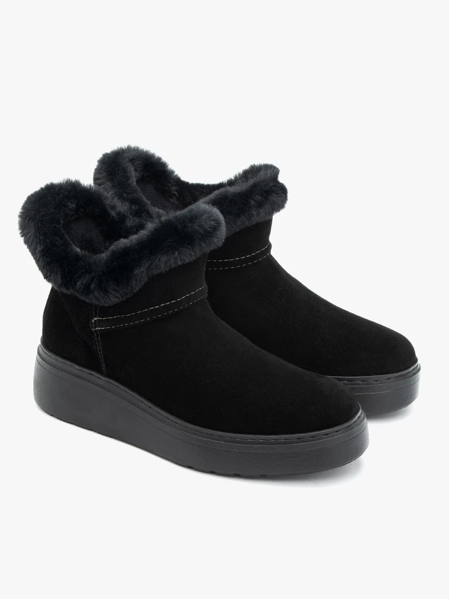 Schwarze Schneestiefel mit Fell