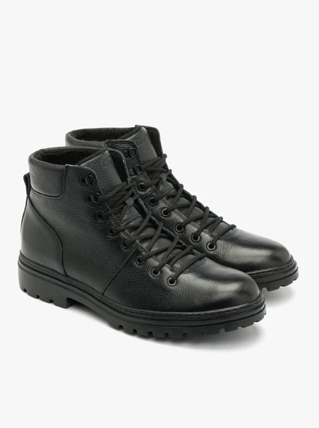 Black men’s boot with lightweight sole