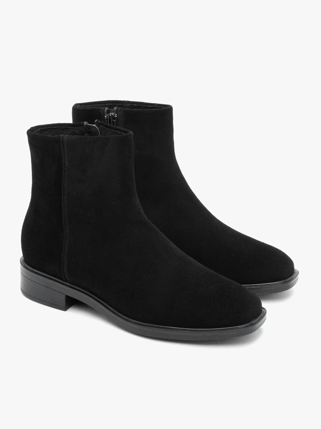 Schwarze flache Veloursstiefel