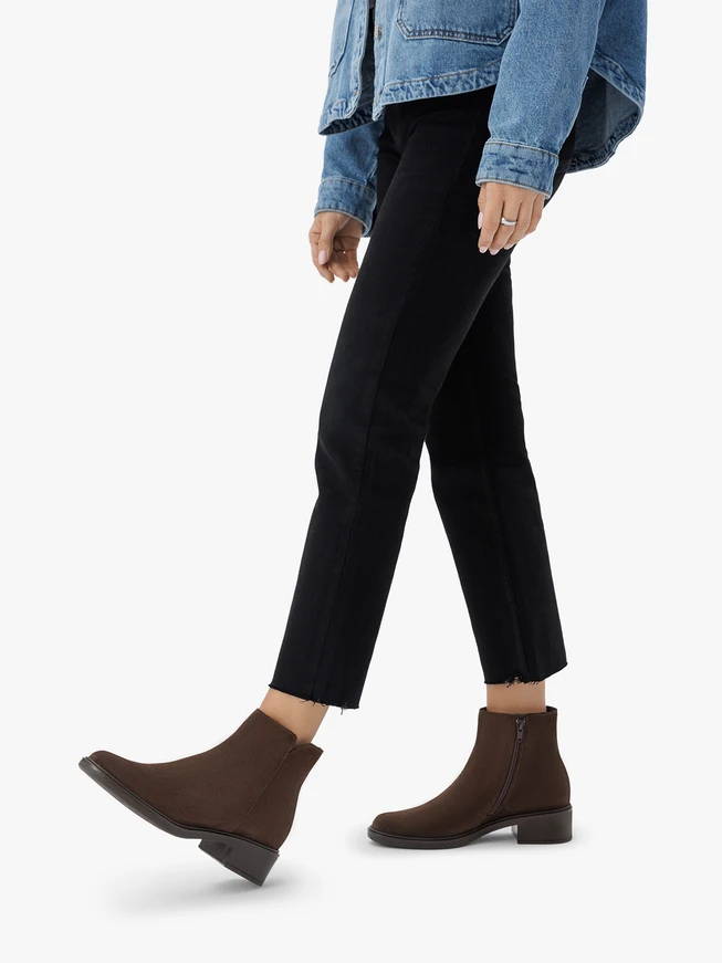 Dunkelbraune Stiefel mit Absatz aus Veloursleder