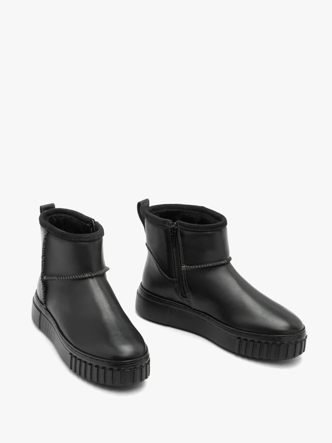 Black short leather snow boots
