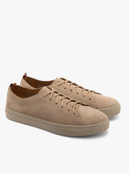 Graue Sportschuhe