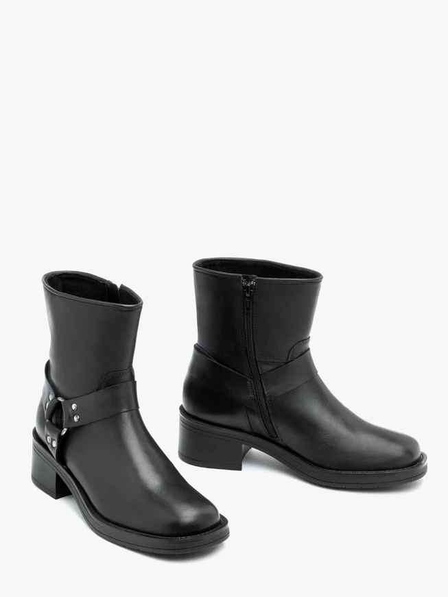 Schwarze Biker-Stiefel aus genarbtem Leder