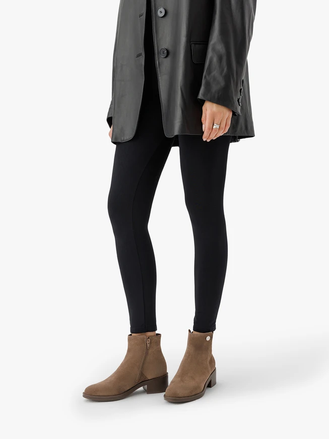 Graubeige isolierte Stiefel
