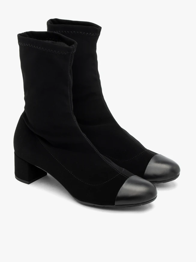 Schwarze Stiefel mit lackierter Zehe