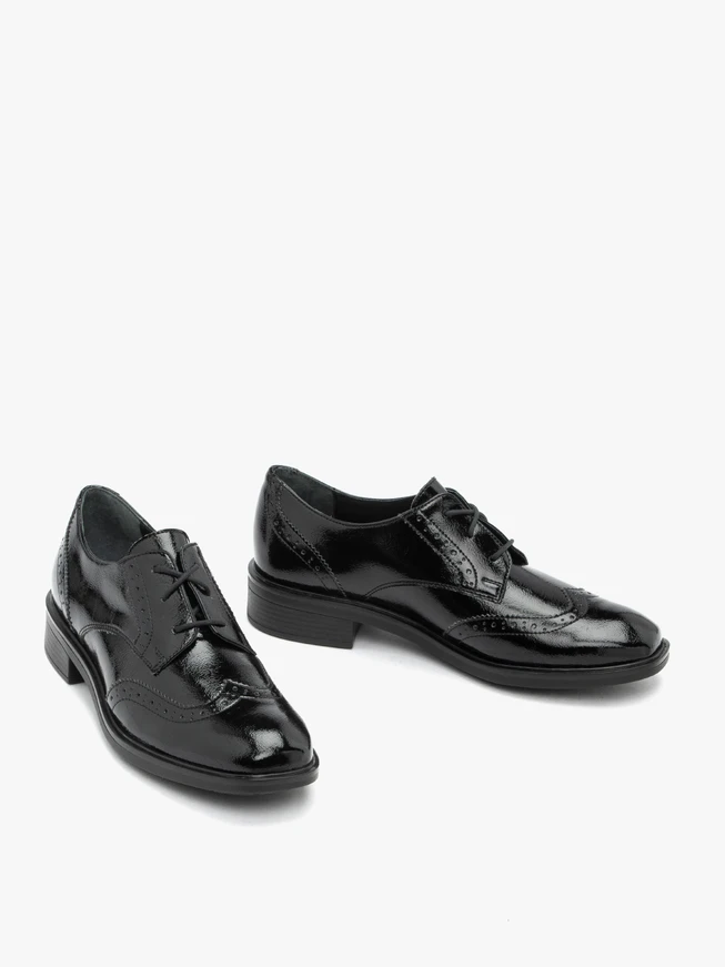 Schwarz lackierte Halbschuhe