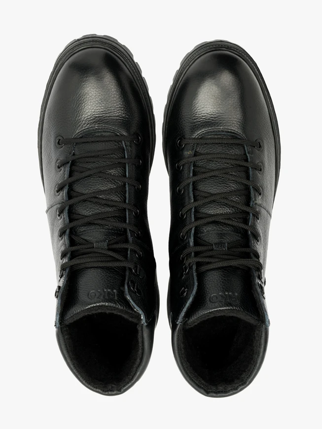 Schwarze Herrenstiefel mit leichter Sohle
