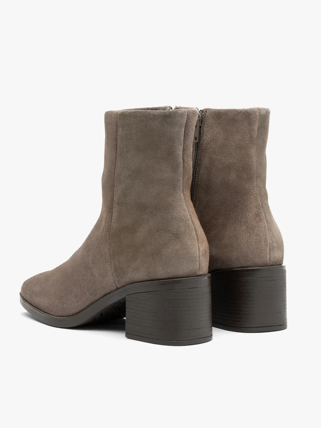 Stöckelschuhe aus grauem Veloursleder