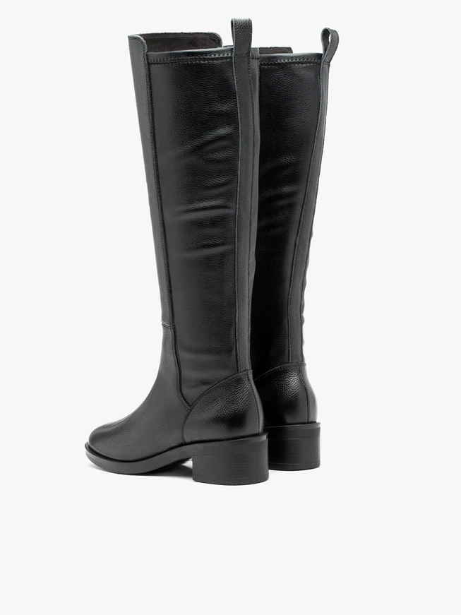 Schwarze, höher genarbte Lederstiefel