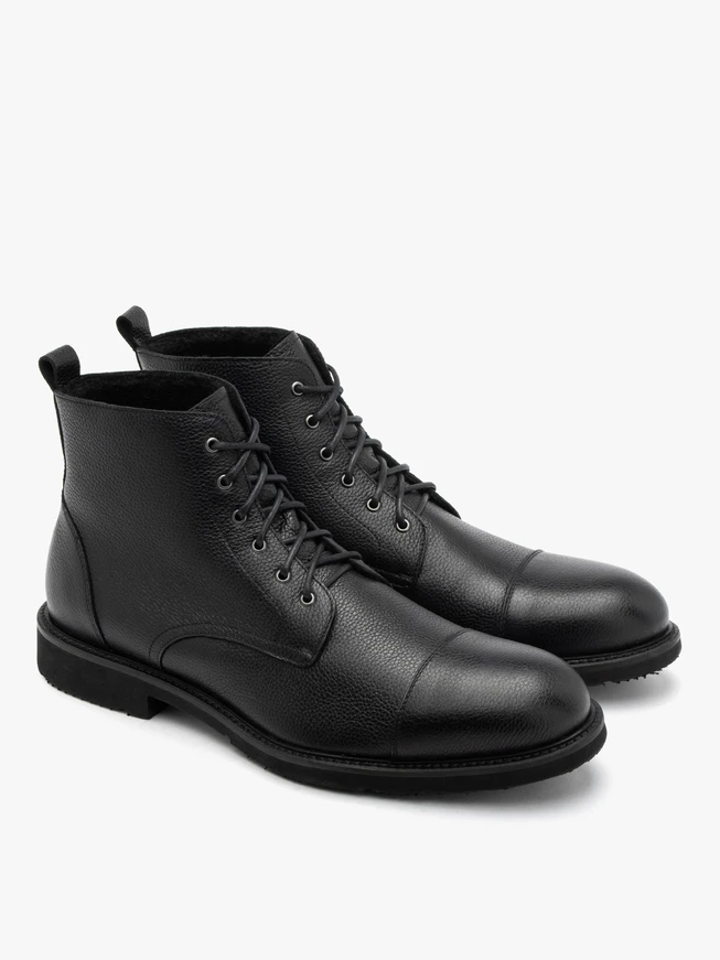 Schwarze Herrenstiefel mit leichter Sohle