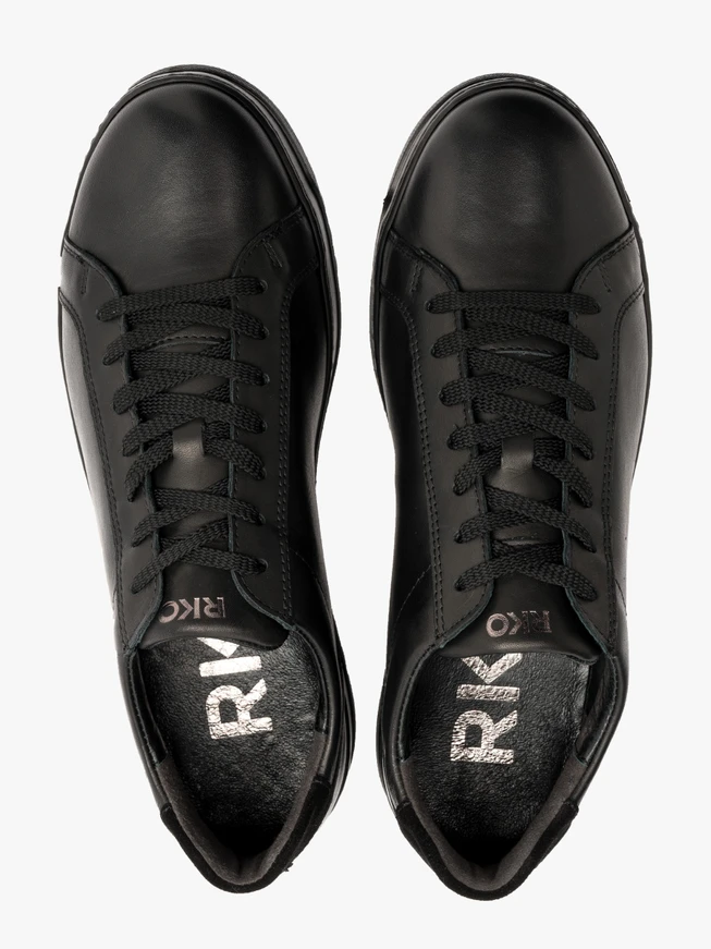 Schwarze halbe Sportschuhe