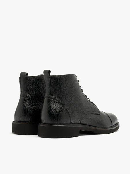 Schwarze Herrenstiefel mit leichter Sohle