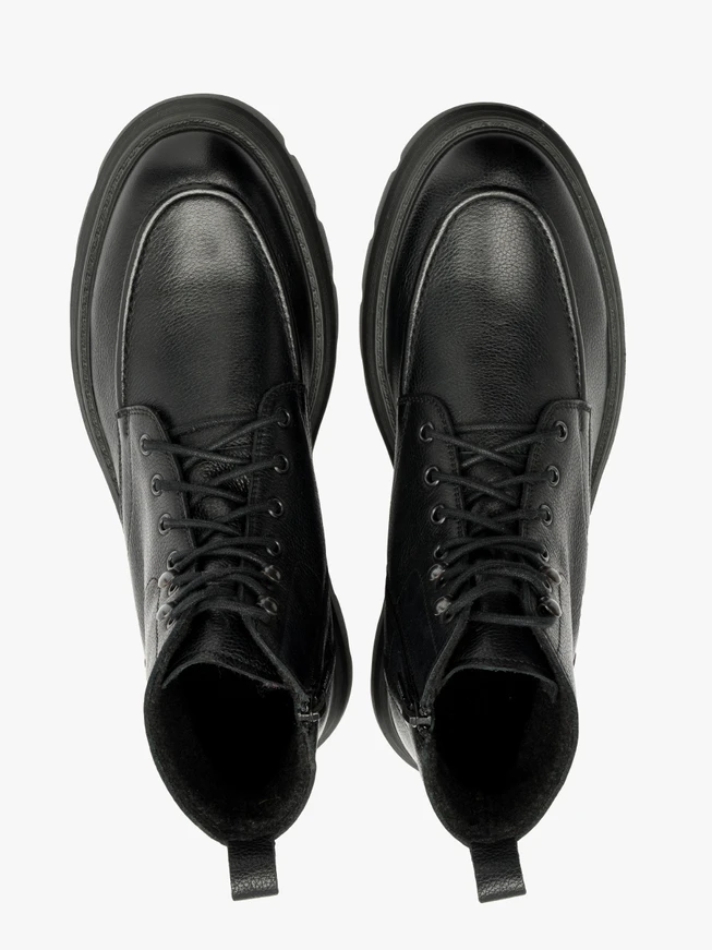 Schwarze Herrenstiefel mit leichter Sohle