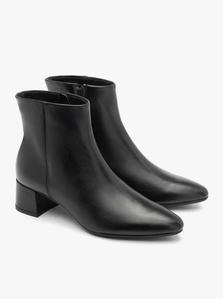 Schwarz genarbte Lederstiefel