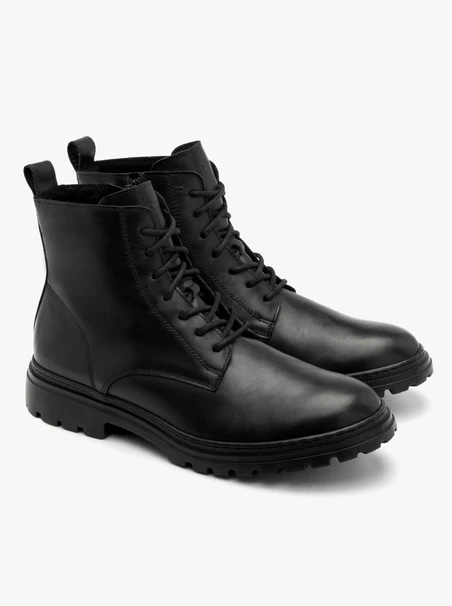 Schwarze Herrenstiefel mit leichtem Traktorsockel