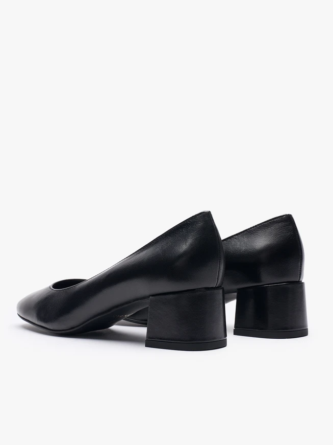 Schwarze klassische Pumps aus genarbtem Leder