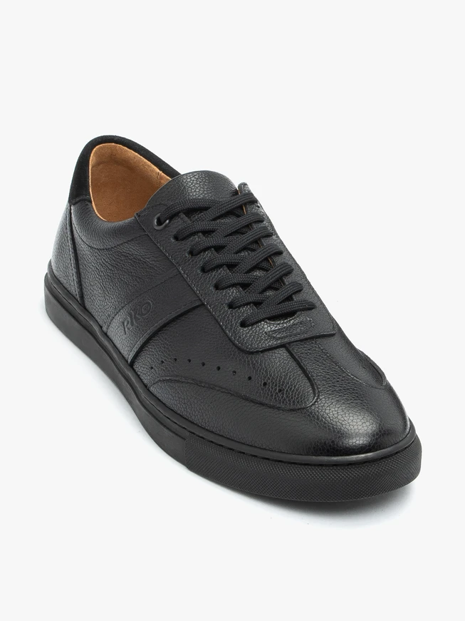 Schwarze Sporthalbschuhe mit weißer Sohle